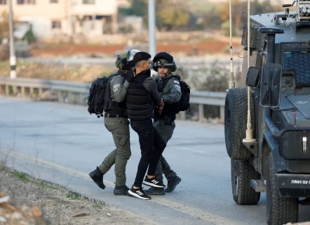 الاحتلال يعتقل 19 فلسطينيا بالضفة