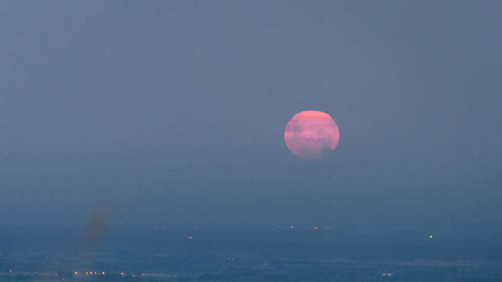 "القمر الوردي الكامل'' يضيء السماء من السبت إلى الاثنين