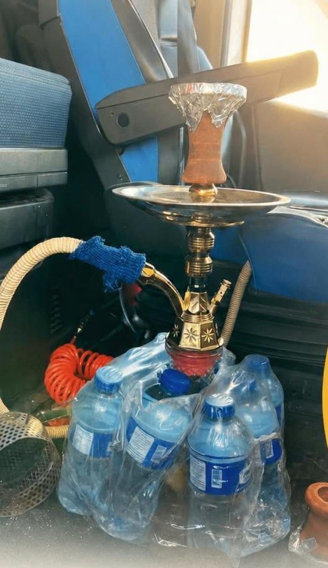 ضبط سائق مركبة يدخن الأرجيلة اثناء القيادة