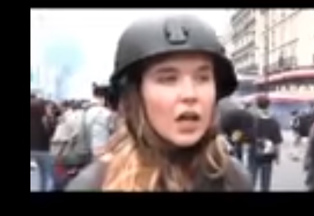 بالفيديو  ..  تعرض مذيعة "للصفع" اثناء تغطيتها المظاهرات في باريس