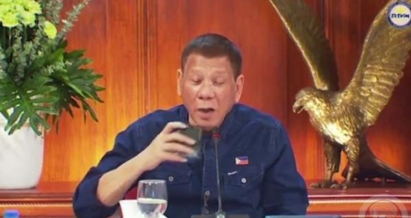 الرئيس الفلبيني ينصح الفقراء بغسل اليدين بالوقود ورش المطهرات في الفم