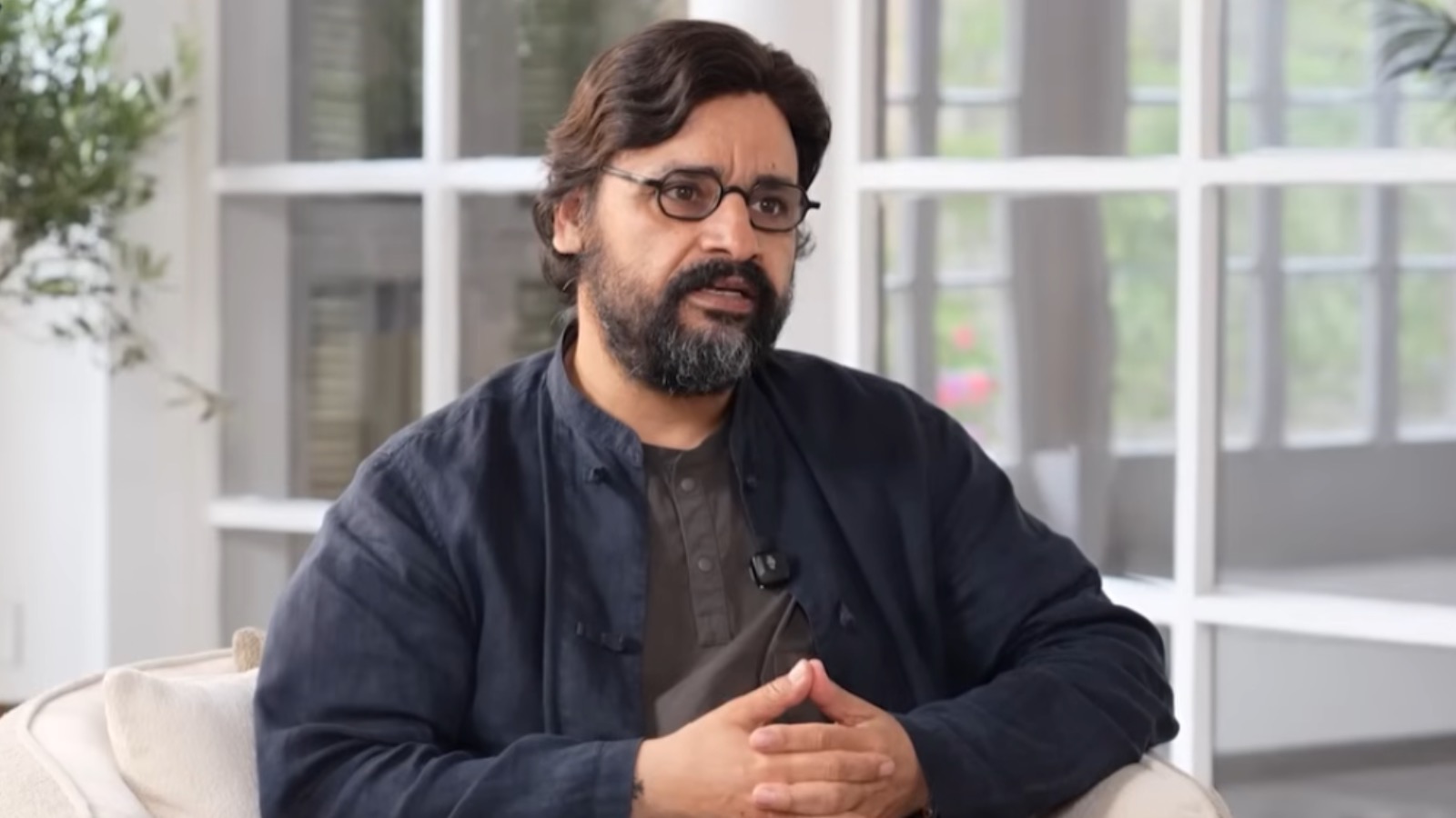 المخرج السوري محمد عبد العزيز يكشف تفاصيل خلافه مع كاريس بشار