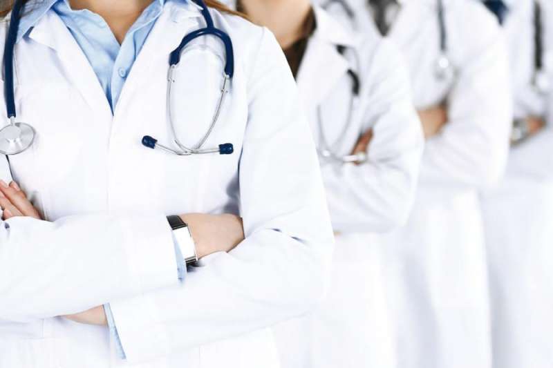 "الأطباء المؤهلون" من حملة الشهادات العليا يطالبون النواب بإنصافهم