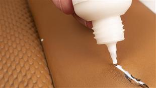 الحل النهائي لتشققات جلد السيارة ..  طرق سهلة لإصلاح الفرش الجلدي في دقائق