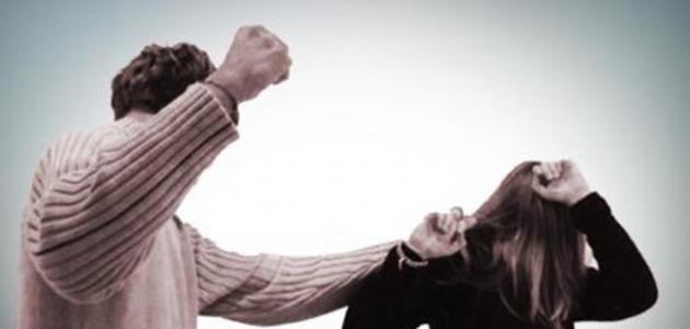 أردني يضرب زوجته بـ"لوح زجاجي" لرفضها "ديناره الوحيد" لعلاج ابنهما