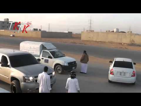 السعودية : متهورون يستولون على سيارات المارة للتفحيط بها ..  فيديو