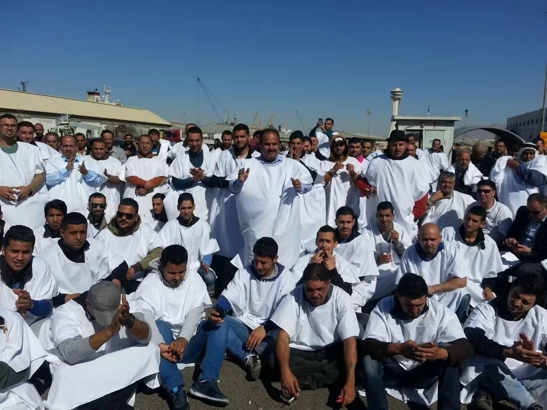 بالأكفان ..  موظفو التخليص يرفعون صوتهم: الطريق الخلفي في العقبة يهدد الأرواح