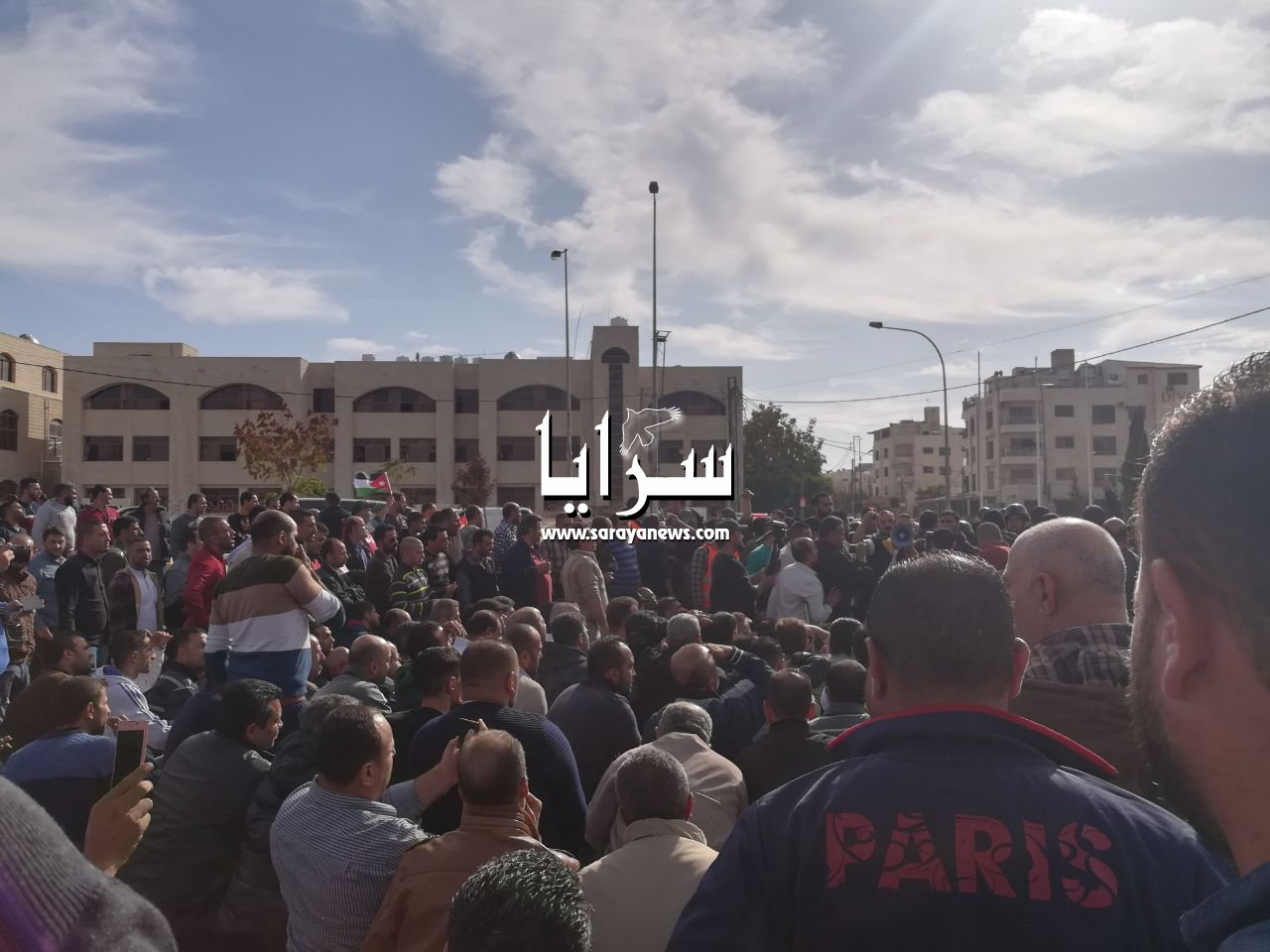 بالفيديو والصور ..  الامن يمنع سائقي التكسي الاصفر من التوجه نحو القصور الملكية لتنفيذ اعتصامهم