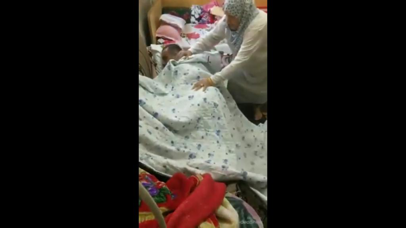 مقطع فيديو لجدة وحفيدها يثير رواد التواصل الاجتماعي 
