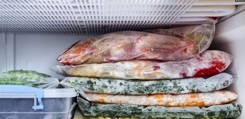 بالفيديو  ..  قصّة مُرعبة ..  عثر على جثّة "محنّطة" في ثلّاجة والدته المتوفّاة! 