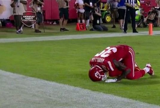 أمريكا: معاقبة لاعب مسلم بعد السجود في الملعب -صورة