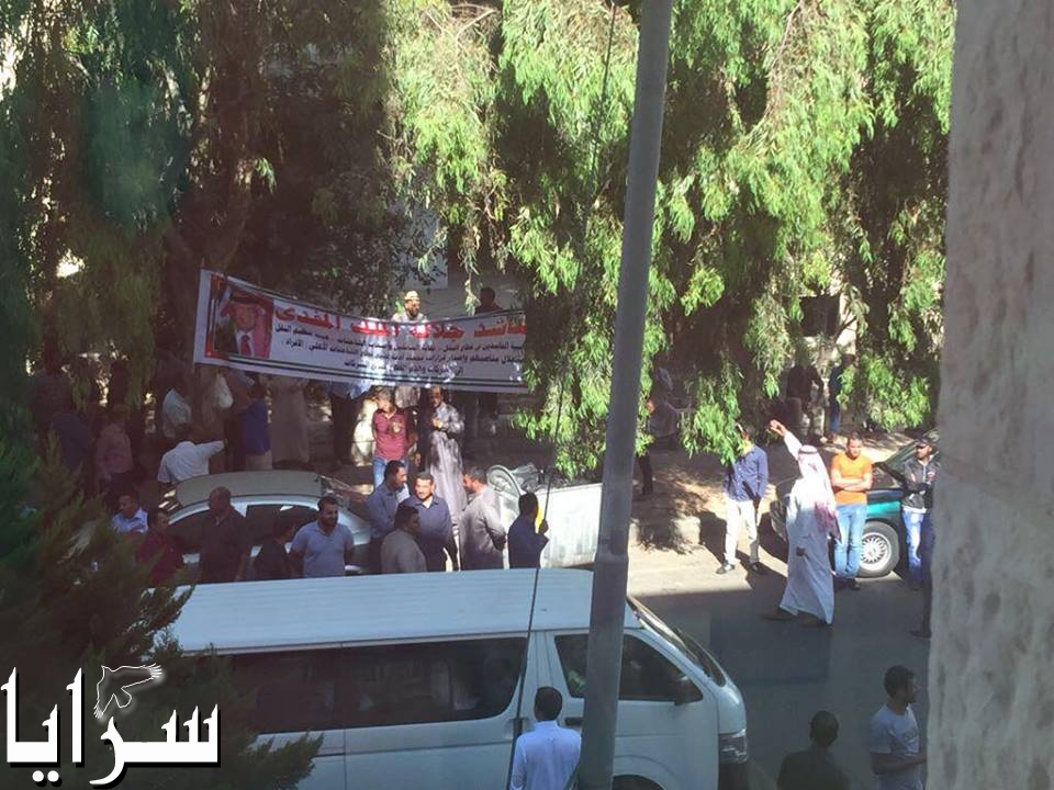 بالفيديو والصور :إعتصام أصحاب الشاحنات أمام وزارة النقل   .. ومطالبة برحيل الوزير ومدير الهيئة 