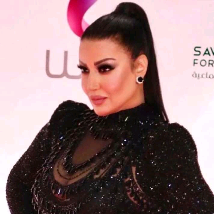 أول تعليق من سمية الخشاب على صورتها المثيرة للجدل مع محمد رمضان وأحمد سعد .. صورة