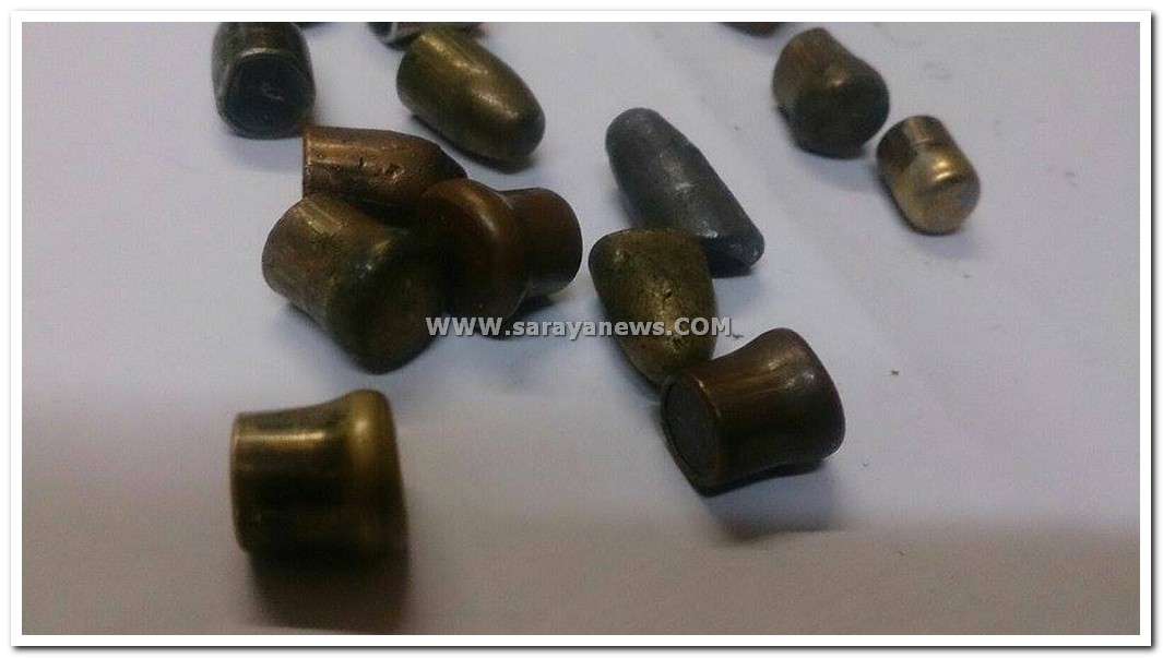 مواطن يجمع اكثر من عشرين رصاصة طائشة اصابت منزله بالعقبة