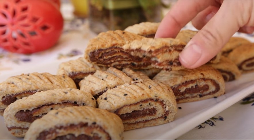 بالفيديو  ..   تعرفو على مقروطة التمر 