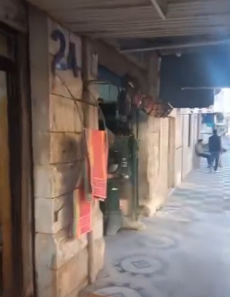 مياه عادمة تفيض في شوارع وسط المفرق وتسبب روائح كريهة  .. فيديو