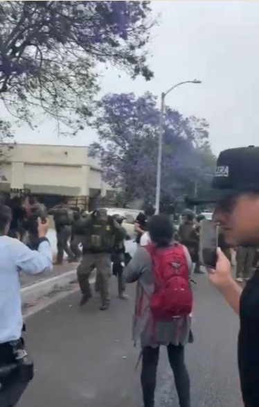 بالفيديو : متظاهرون يحاصرون مقر وكالة الهجرة رفضا لحملة إدارة ترمب ترحيل المهاجرين غير الشرعيين 