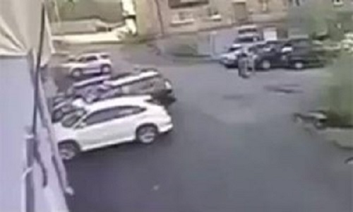 بالفيديو: ثري اهدى ابنته سيارة ..  شاهد كيف اثبتت انها افشل سيدة تقود سيارة؟