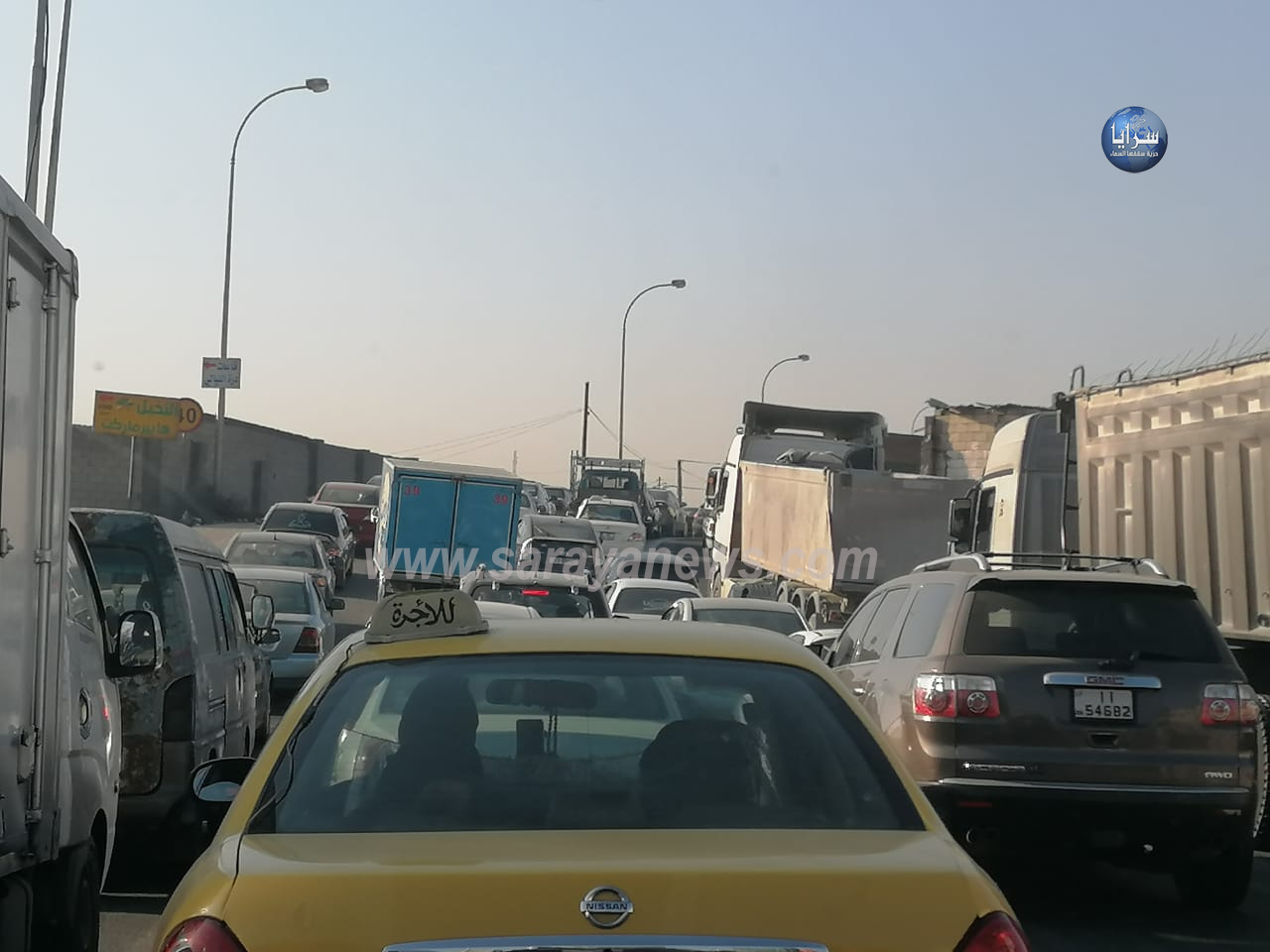 بالصور ..  أزمة سير خانقة على طريق الزرقاء - عمّان بعد هدم جسر ماركا