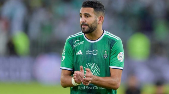 لاعب مانشستر سيتي يفكر في الرحيل إلى السعودية ..  ويطلب مشورة محرز