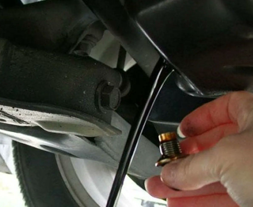 هل تغير لون الزيت للسواد دليل على تعرض المحرك للضرر والتهالك؟