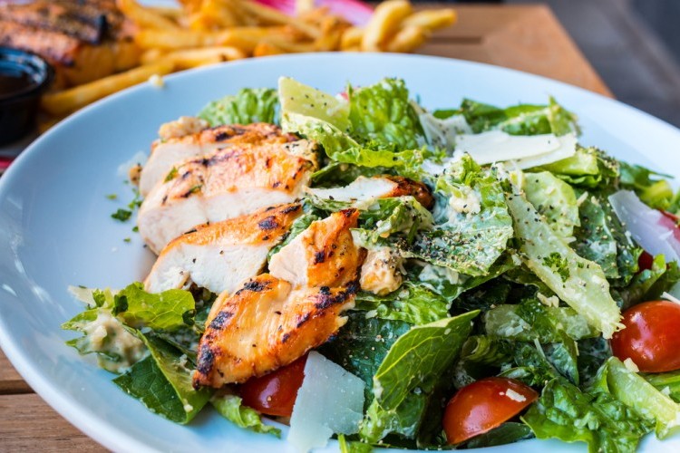 سلطة الدجاج بجبن البارميزان للسحور