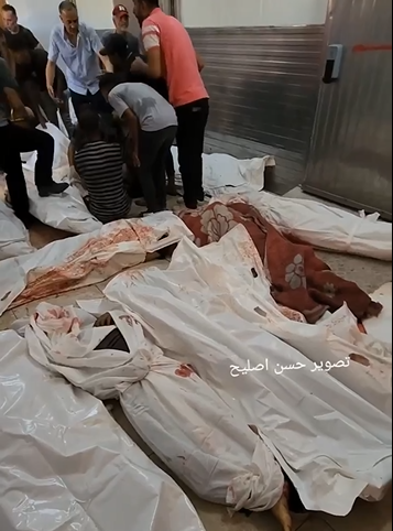 مشاهد مؤلمة  ..  جثامين عشرات الشهداء قتلهم جيش الاحتلال في مجزرة مواصي خانيونس- فيديو 