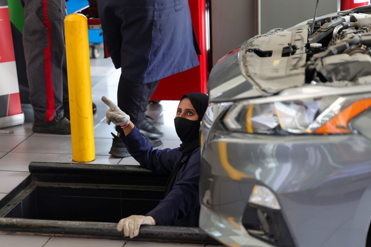 ميكانيكيات سعوديات يزاحمن الرجال في ورشة لإصلاح السيارات