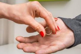 فسخت الخطوبة بسبب الاختلاط في الحفلات ..  أرشدوني