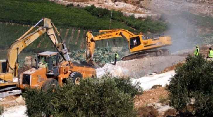 قوات الاحتلال تجرف أراضي زراعية في مدينة الخليل