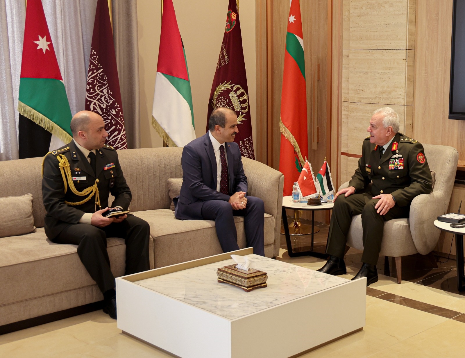 رئيس هيئة الأركان المشتركة يستقبل السفير التركي في عمّان