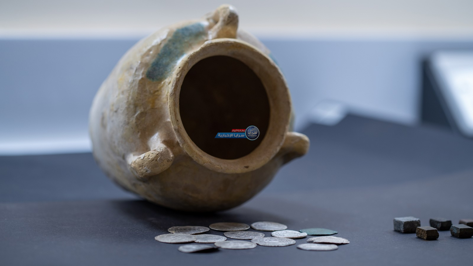 بالفيديو  ..  اكتشاف كنز من العملات يعود للعصر العباسي في الامارات 