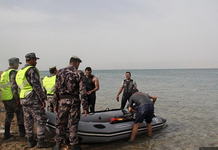 انقاذ 3 سياح يحملون الجنسية الالمانية بسبب ارتفاع منسوب المياه في البحر الميت