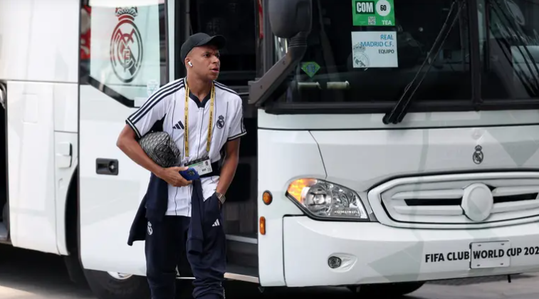 تصرف غريب ..  ريال مدريد يترك مبابي وحيداً ويسلمه للشرطة