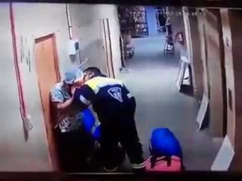  فيديو :  مُسعف في مستشفى يضرب بعنفٍ امرأةً حاملاً في بطنها!