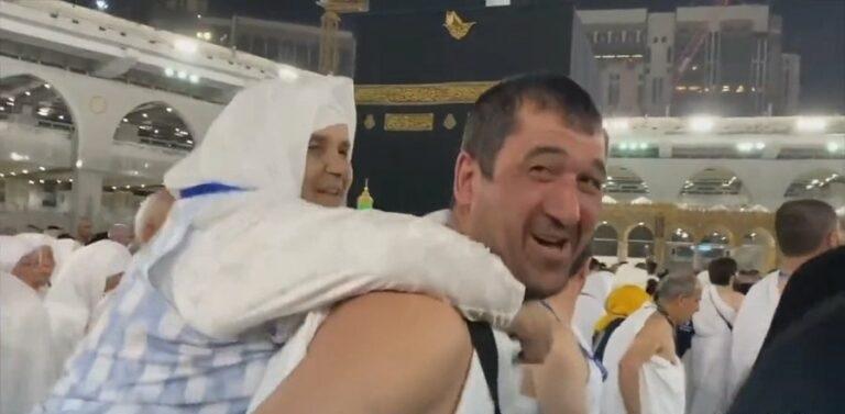 فيديو لمشهد مؤثر ..  يطوف حاملاً والدته على ظهره