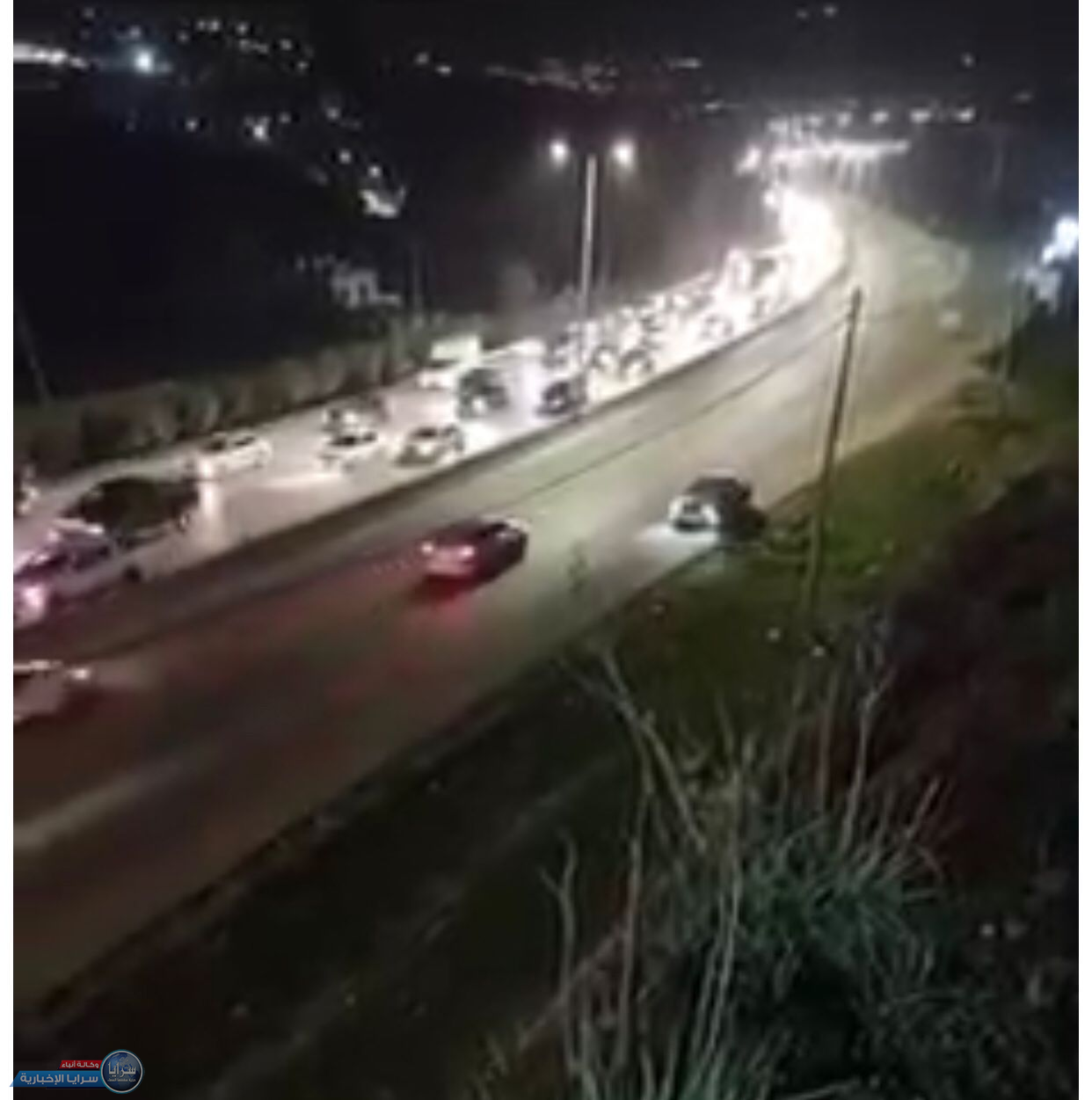ضبط مركبة ظهرت خلال مقطع فيديو تسير بعكس الاتجاه على طريق عمان - اربد  ..  فيديو 