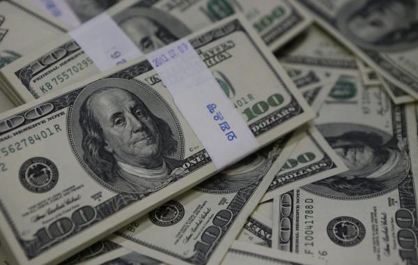 الدولار يهبط لأقل سعر في عامين ونصف العام