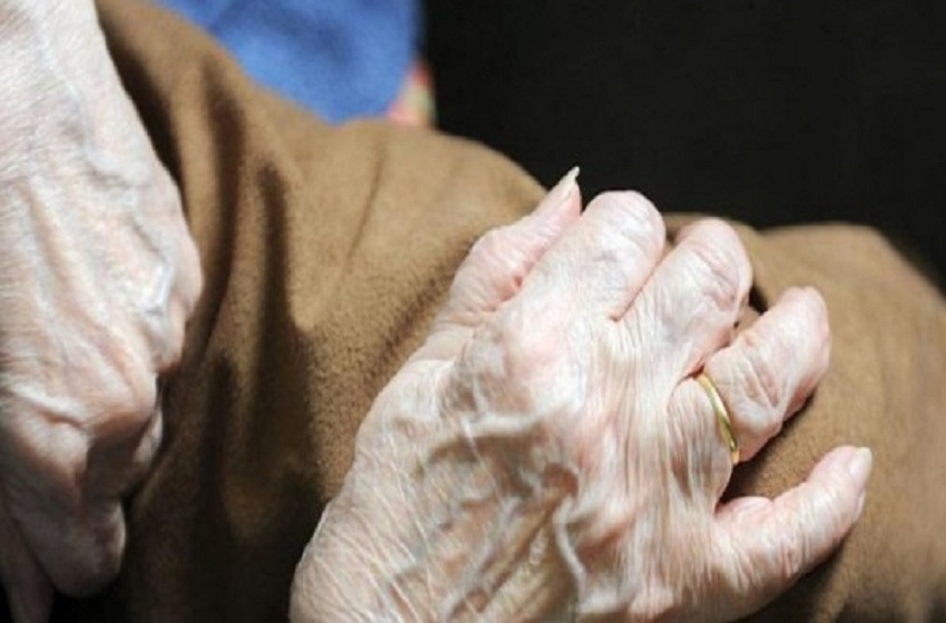 بالصور  ..  قصة صادمة  ..  عشريني يعتدي على عجوز مسنه عمرها (100) عام بطريقة وحشية في الهند 