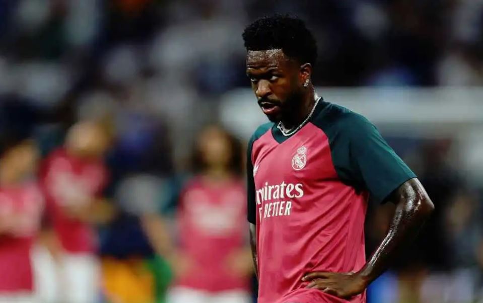 "لاعب انتهى لا نريده" ..  جمهور آرسنال ينقلب على فينيسيوس  