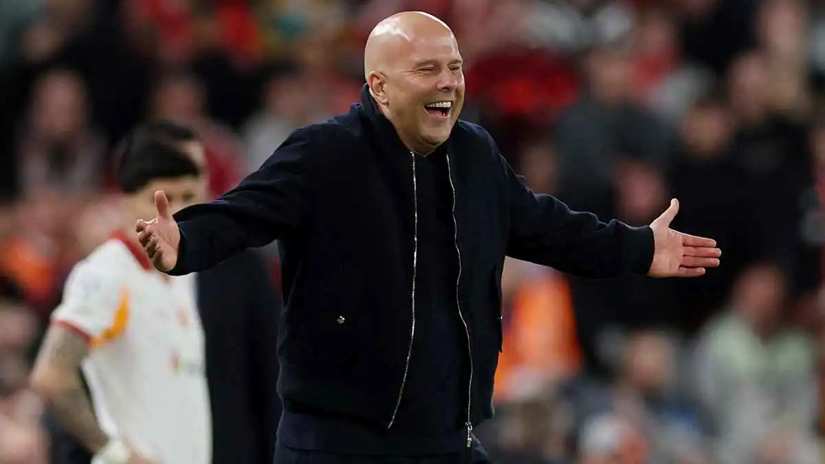 اقيلوه الآن ..  جمهور ليفربول ينقلب على سلوت 