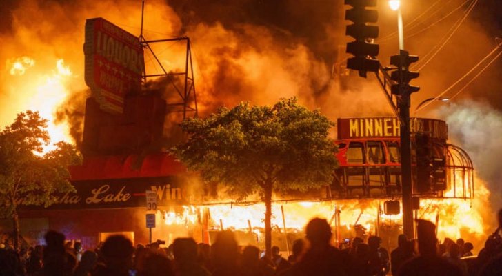 تجدد العنف والفوضى في مينيابوليس احتجاجا على مقتل أمريكي أسود