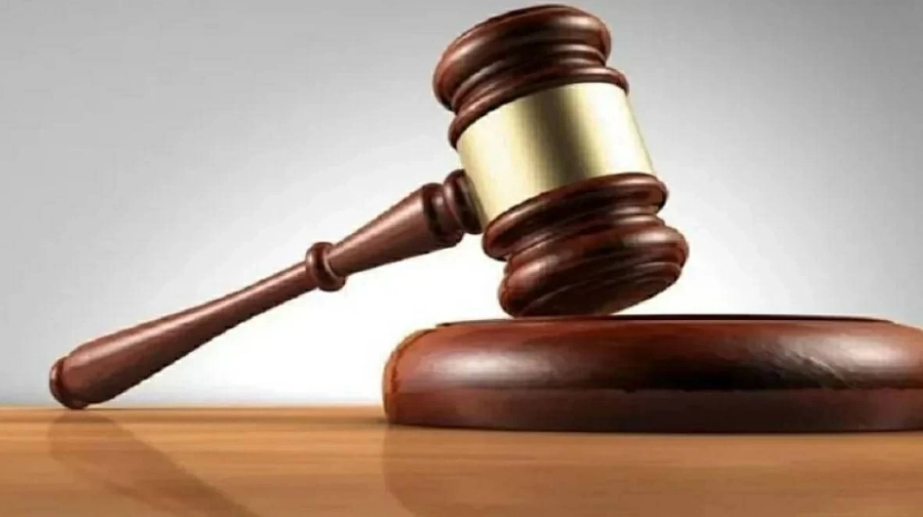 المحكمة تغرّمه 40 ألف درهم لرميه موظفاً بزجاجة مياه وإهانته