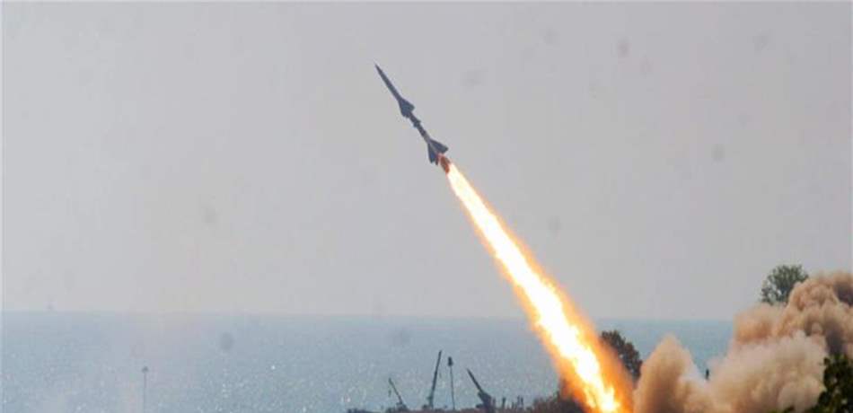 السعودية : صاروخٌ "حوثي" على الدمام   ..  وهذه هي القواعد التي مرّ قربها! 