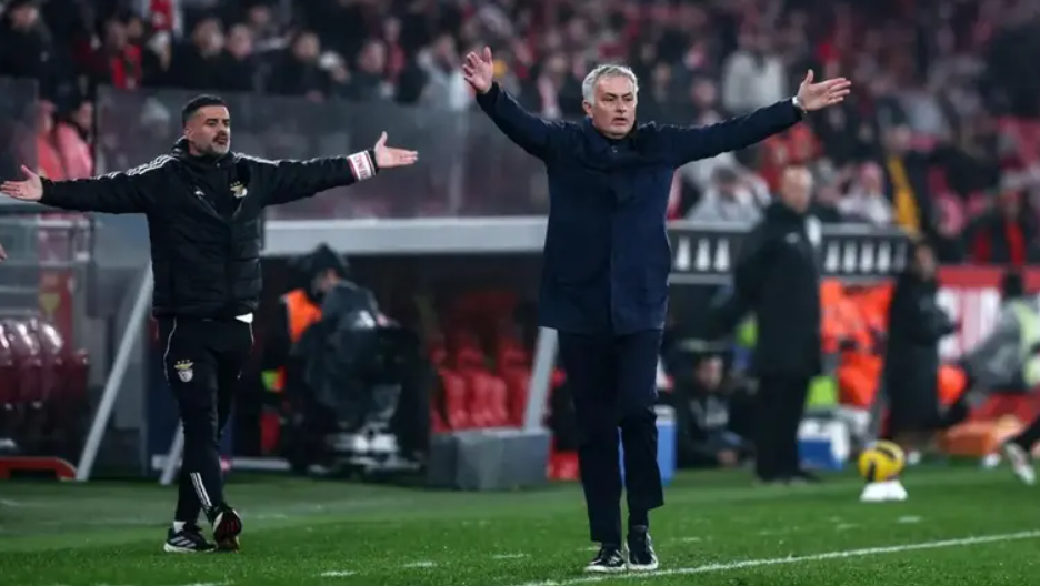 "يا لك من منافق" ..  لاعب أتلتيكو مدريد يهاجم مورينيو