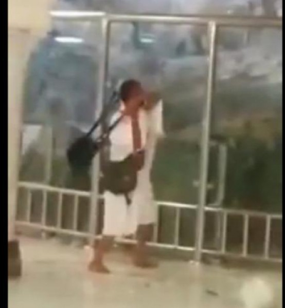 بالفيديو: ‫معتمر يكسر زجاج المسعى ويدخل جبل الصفا‬‎