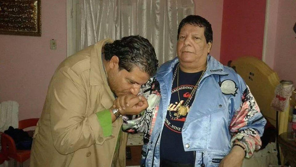 "صورة " هل تعلم من هو هذا المطرب الشبيه بشعبان عبد الرحيم؟