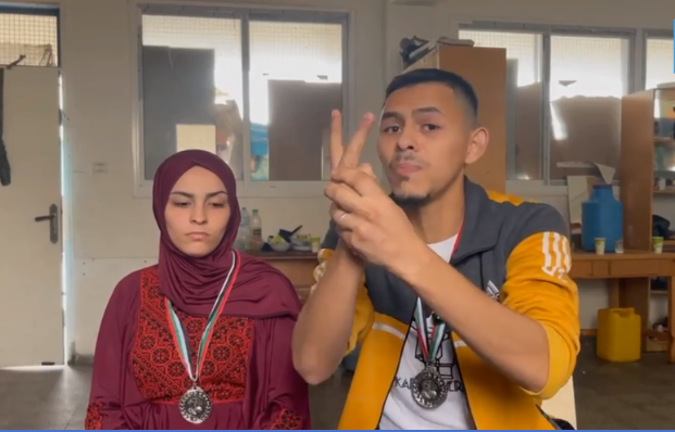 بالرغم من الحرب  ..  عروسان يحتفلان بزفافهما في مدرسة بغزة | فيديو 