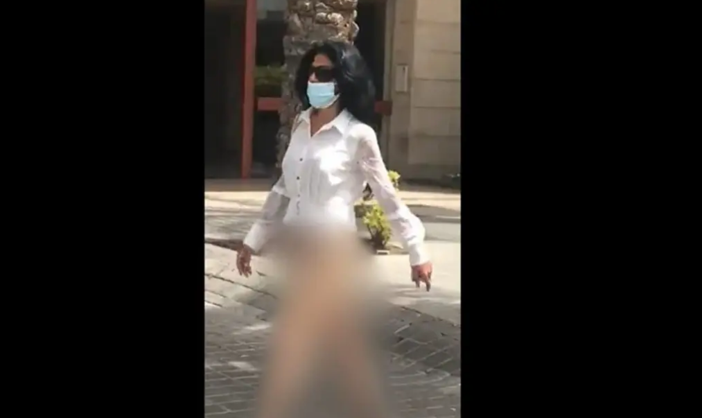 صدمة في لبنان ..  فتاة تسير نصف عارية بالشارع والأمن يتحرك