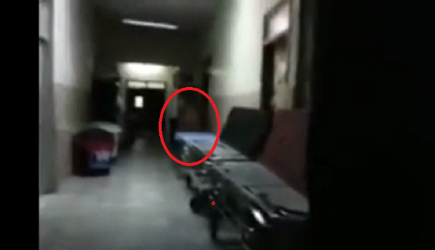 بالفيديو ..  كان يصوّر في ممرّ خال في المستشفى  ..  وبالصدفة التقط شيئا مرعبا